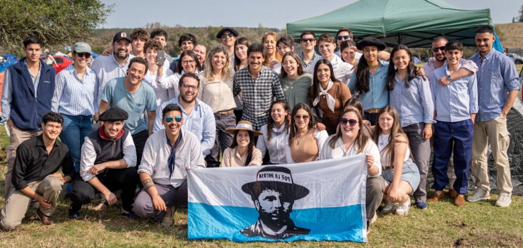 Renovación: Felipe Araújo, participó de una cabalgata rodeado de jóvenes 